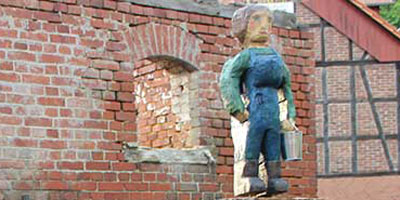 holzfigur frau stehend