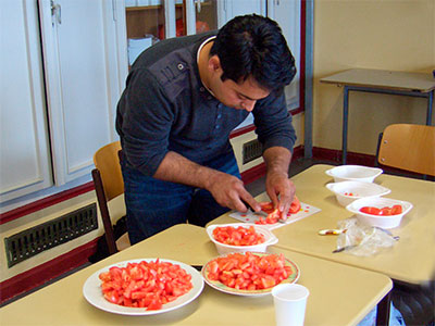 Omid Rahimi (10 BFS Holztechnik) bereit Tomaten für das gemeinsame Essen vor