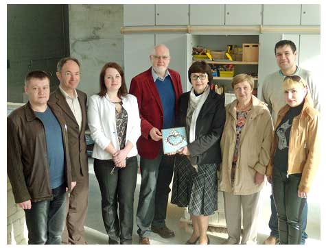 In der Mauerwerkshalle: Dmitrij Lomtew, Abteilungsleiter Albert Walch, Lujdmilla Badrina, Schulleiter Harald Wellnitz, Schulleiterin Lidija Lisizyna, Svetlana Solina, Alexandr Minaev und Marina Lukicheva (v.l.n.r.) (Foto: Hm)