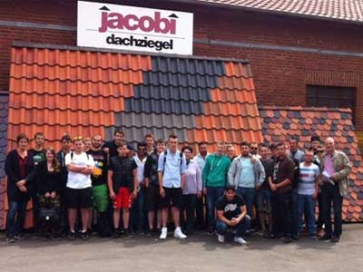 Dachdecker-Auszubildende im Jacobi Dachziegelwerk in Bilshausen (Eichsfeld)