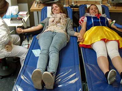 Nicole Chiout (links) und Michelle Jahn (FOS Gestaltung 3) bei der Blutspende