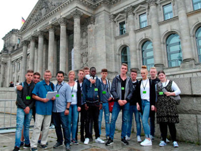 Berufsfachschüler vor dem Reichstag