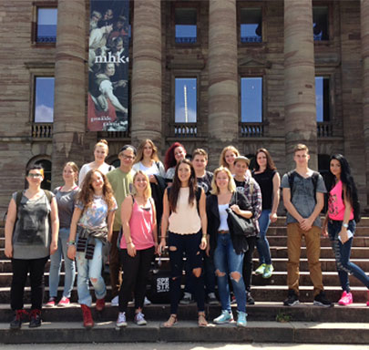 Die Klasse FOG 3 am 16. Juli vor dem Schloss Wilhelmshöhe