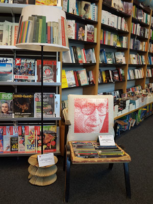 Stuhl und Stehlampe, entworfen und gefertigt von SchülerInnen der Arnold-Bode-Schule in der Buchhandlung Vietor am Ständeplatz.