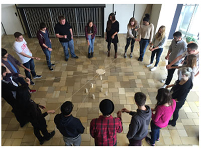 GMTA-SchülerInnen stapeln als Team behutsam Holzklötze. (Foto: Gürich)