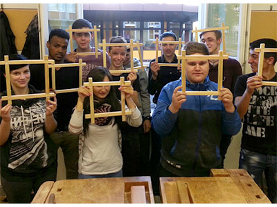 Stolz präsentieren BzB SchülerInnen ihre Rahmen (Foto: Banschbach)