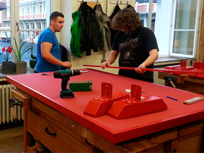 Die Berufsfachschüler Torben Haier und Janik Raacke bereiten die Endmontage vor