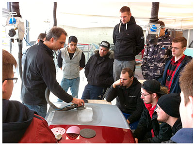 Herr Haus demonstriert das kraftsparenden Schleifen mit SIA-Produkten (Foto: Goßmann)