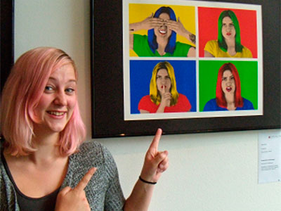 Alina Klann zeigt ihr Foto im Pop-Art-Stil