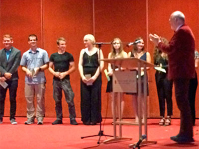 Schulleiter Harald Wellnitz ehrt die besten Absolventen (Foto: Eckenberger)