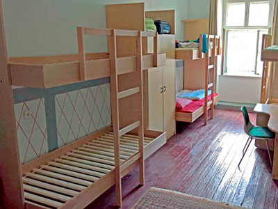 Die eingebauten Etagenbetten im Pfarrhaus