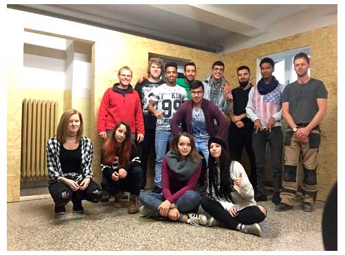 Stolze Berufsfach-schüler vor der für Tischler gebauten Montagewand