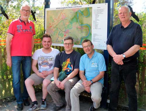 Werner Wunsch, Azubi Sebastian Keller, Berufsschullehrer Dr. Andreas Reimer, Ulli Horstmann und Ortsvorsteher Bernd Meisterfeld freuen sich über den Aushang der neuen Wanderwegetafel in der Bushaltestelle in Deute (v.l.n.r.) (Foto: N.N.)