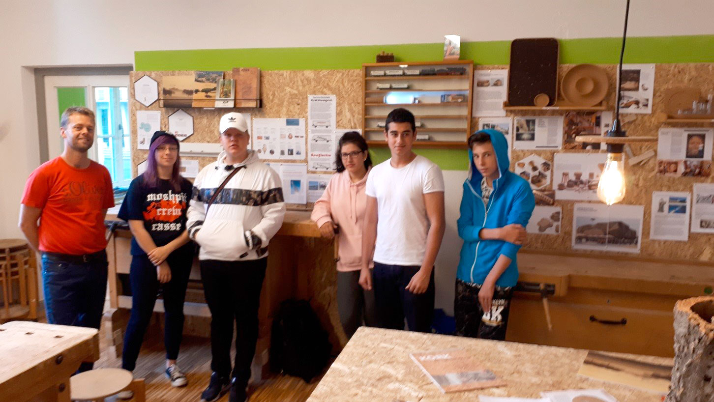 Kooperationsklasse 8H von der Valentin-Traudt-Schule besucht die Ausstellung „Natürlich Kork!“ an der Arnold-Bode-Schule mit ihrem Fachlehrer Herrn Kroll (Foto: DOBS )