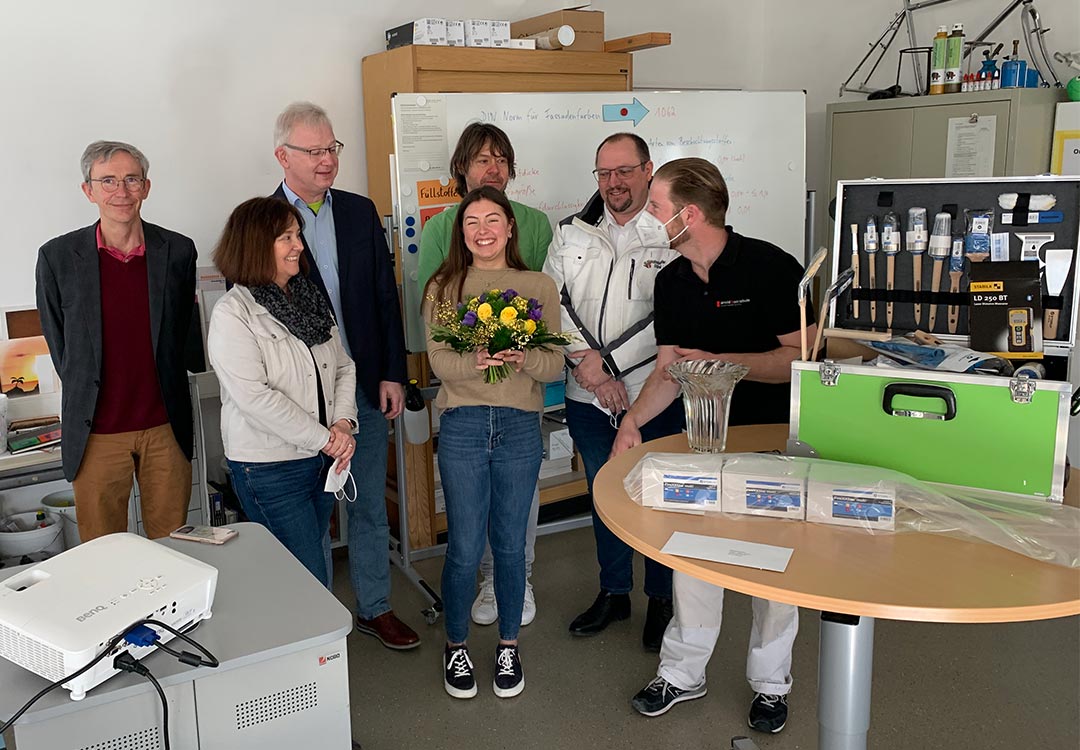 Neue Besitzerin für grünen Koffer – Arnold-Bode-Schule Kassel