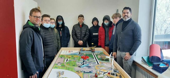 Lernenden bauen Legotisch