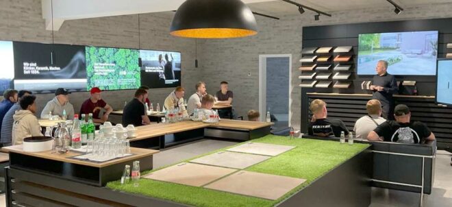 12fli_exkursion_stroeher_keramik_01_2023 Fachstufe 2 der Fliesenleger besichtigen Ströher Keramik