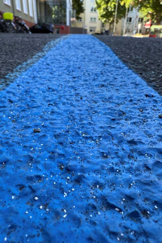 Nahaufnahme der Blauen Gedenkspur 2025