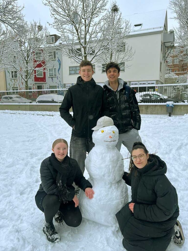 BÜB Schueler bauen Schneemann